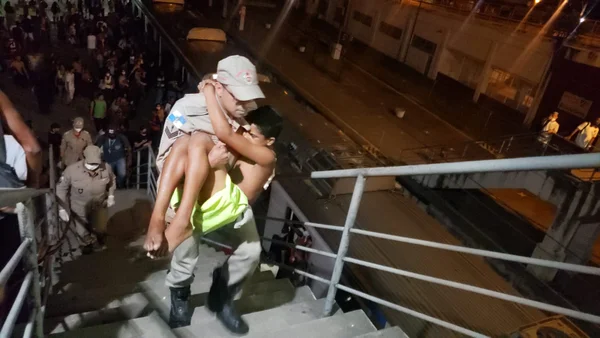 Adolescente é atingido por descarga elétrica ao viajar em cima de trem