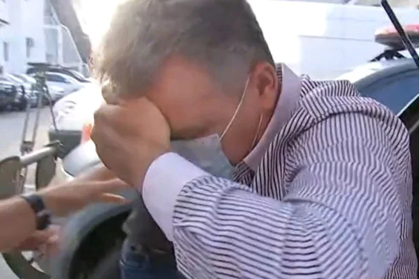 Imagem colorida de homem com mão na testa. Ele é o advogado Eduardo de Freitas Santos, denunciado pelo MPSP por estupro de vulnerável - Metrópoles