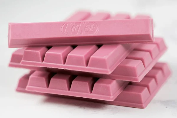 KitKat feito com chocolate rosa chega às lojas do Brasil
