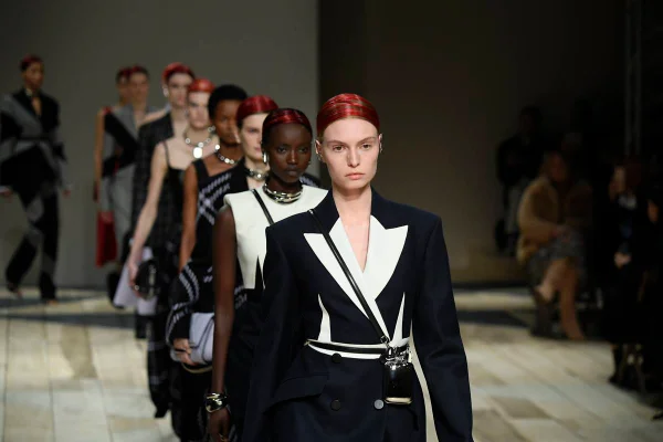 Desfile da grife Alexander McQueen