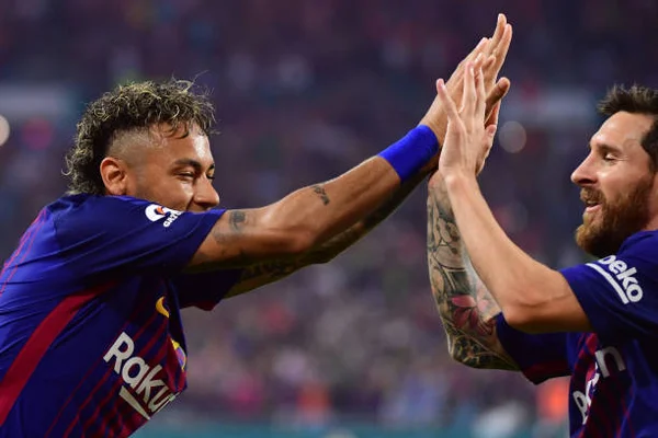 Essa mesma torcida do Valencia já atirou uma garrafa em Neymar