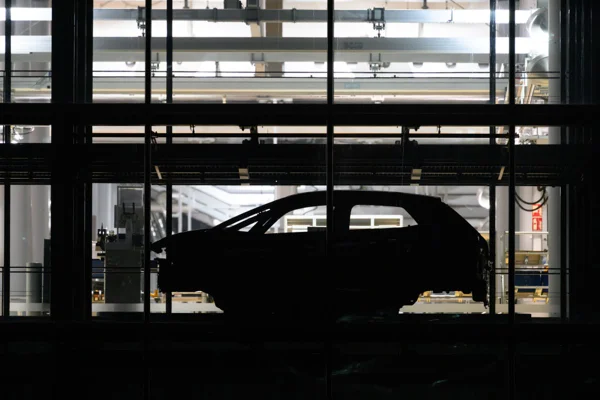 Carro fabricado em fábrica da Volkswagen, em Dresden (Alemanha)