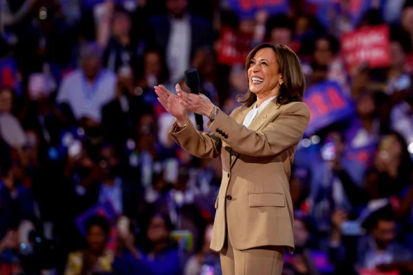 Imagem colorida de Kamala Harris e seu marido - Metópoles