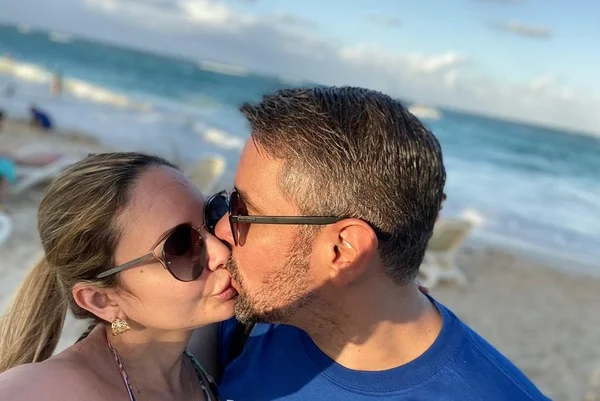 Imagem colorida do ex-prefeito Fuvio Luziano Serafim ao lado da esposa Juliana Pimenta - Metrópoles