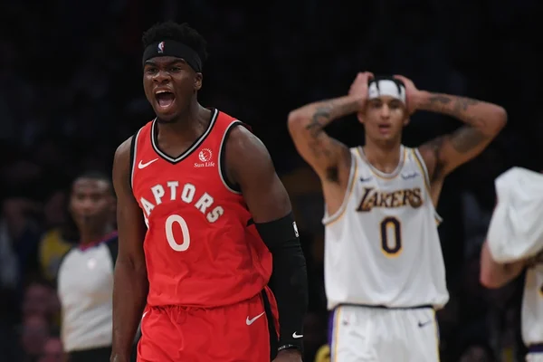 Atual campeão, Toronto Raptors bate LA Lakers fora de casa
