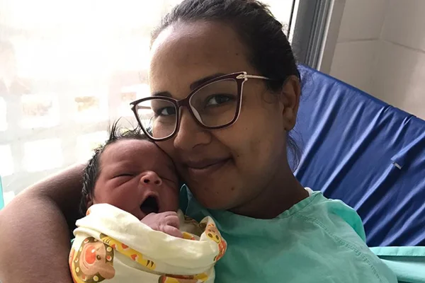 Mãe com bebê em hospital