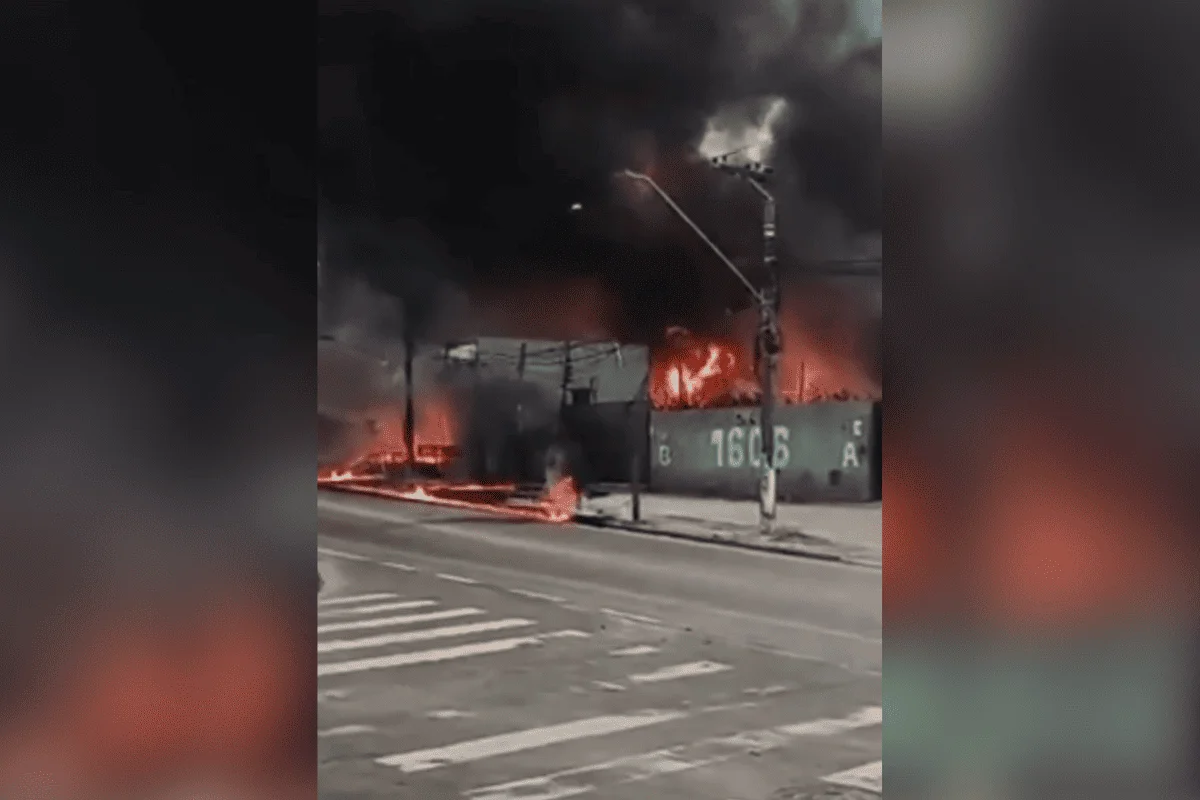 Fábrica foi evacuada preventivamente após incêndio atingir tanques de solventes. Imagens mostram chamas intensas e muita fumaça preta Fábrica foi evacuada preventivamente após incêndio atingir tanques de solventes. Imagens mostram chamas intensas e muita fumaça preta