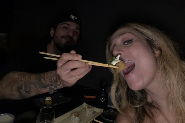 Foto colorida da ex-BBB Samira ao lado do youtuber Christian Figueiredo
