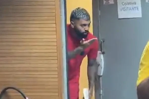 Frame de um vídeo em que Gabigol manda um beijo para Dorival Júnior - Metrópoles