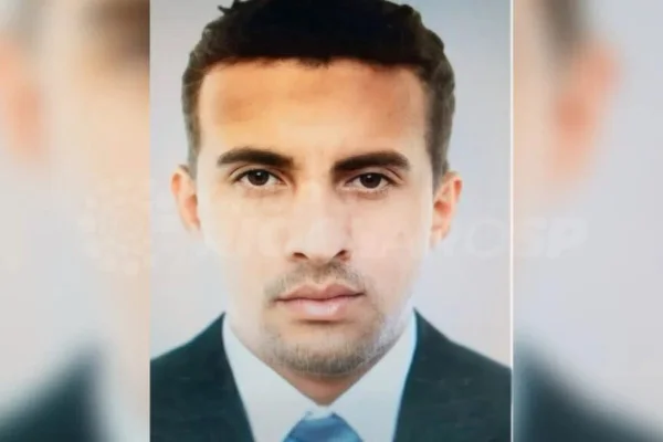 Retrato de homem pardo, cabelo curto, usando terno e gravata - Metrópoles
