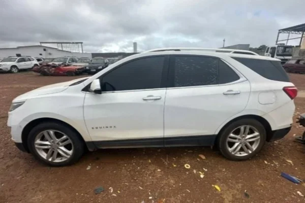 Imagem colorida mostra um dos carros que será leiloado em leilão do TJGO - Metrópoles