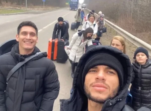 Em stories no Instagram do jogador brasileiro Edson, várias pessoas aparecem numa estrada na fronteira da Ucrânia com a Polônia - Metrópoles