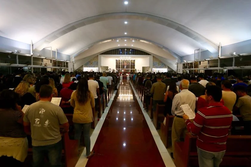 A igreja ficou cheia de amigos e parentes da estudante de enfermagem A igreja ficou cheia de amigos e parentes da estudante de enfermagem