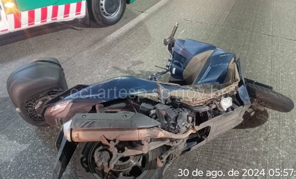 Acidente entre van e moto no km 48 da Rodovia dos Imigrantes, em sentido para São Paulo, deixou um morto na madrugada desta sexta-feira (30/8) - Metrópoles