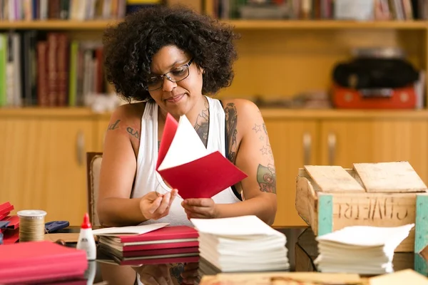 Feitos à mão: Padê Editorial cria e vende livros feitos artesanalmente