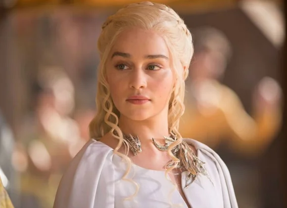 Revista elege Emilia Clarke, de Game of Thrones, a mulher mais sexy de 2015