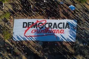 Vista aérea de uma bandeira da Democracia Corinthiana no Largo da Batata durante um protesto em meio à pandemia do coronavírus em 7 de junho de 2020 em São Paulo Vista aérea de uma bandeira da Democracia Corinthiana no Largo da Batata durante um protesto em meio à pandemia do coronavírus em 7 de junho de 2020 em São Paulo