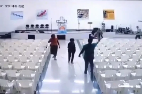 Veja momento em que atirador invade igreja e dispara em Paracatu (MG)