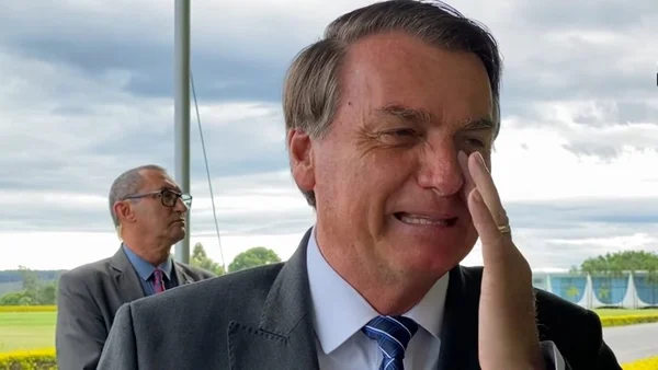 Bolsonaro é acionado para explicar ataques contra servidores da Anvisa