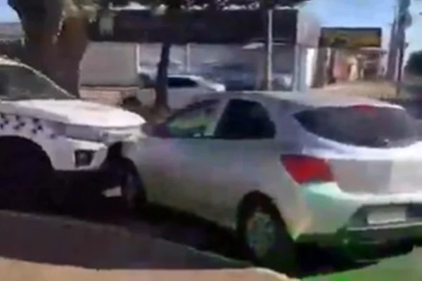 Carro roubado colide contra viatura da PMDF