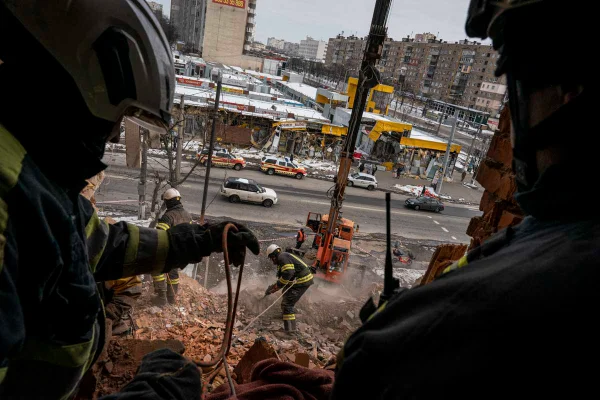 socorristas são vistos limpando um prédio recentemente destruído por foguetes russos em Kharkiv, Ucrânia