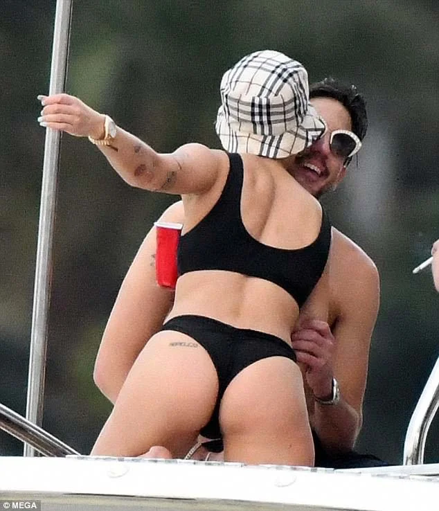 Vazam fotos da cantora Halsey supostamente cheirando cocaína em barco - imagem 7 Vazam fotos da cantora Halsey supostamente cheirando cocaína em barco - imagem 7