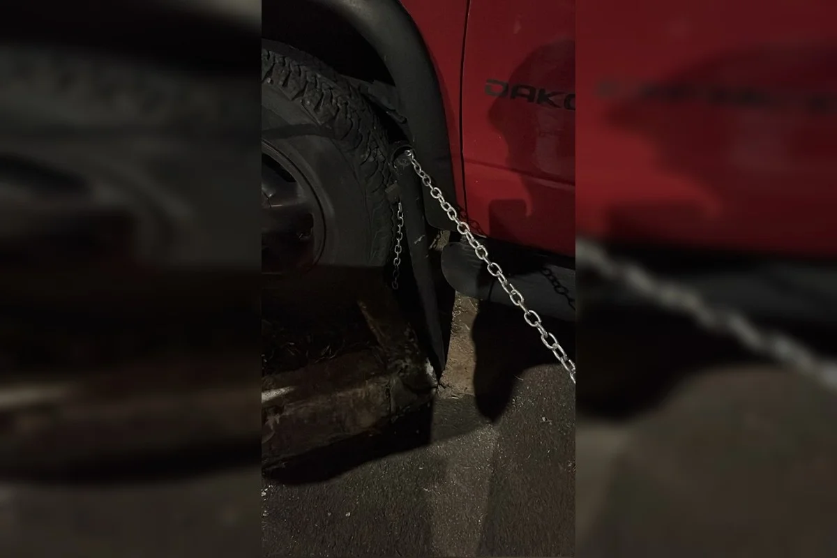 Carro foi contido após o motorista atingir uma corrente que separava duas áreas da DP Carro foi contido após o motorista atingir uma corrente que separava duas áreas da DP