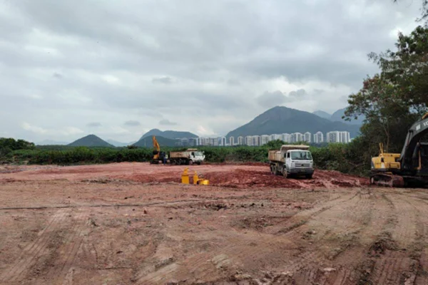Foto colorida da construção do condomínio de luxo no Rio de Janeiro - Metropoles