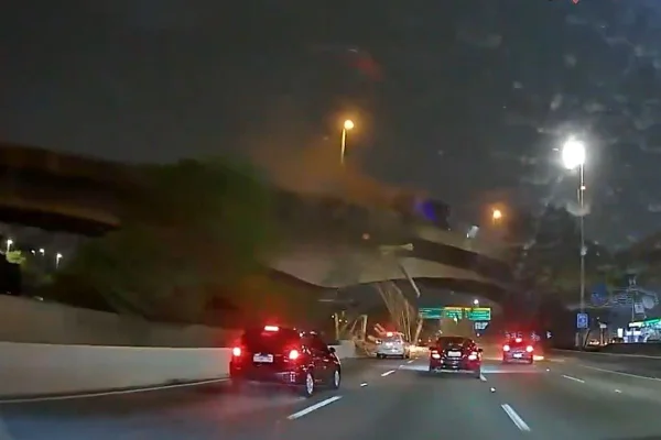 Imagem colorida mostra pedaços de madeira caindo de viaduto e acertando carros na Marginal Tietê - Metrópoles