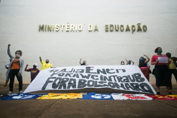 faixas em frente a prédio