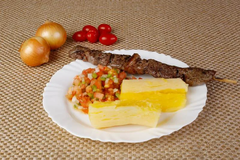 Churrasquinho do Dimi: Jantinha do Dimi (espetinho de alcatra na brasa, servido com vinagrete e mandioca cozida) Churrasquinho do Dimi: Jantinha do Dimi (espetinho de alcatra na brasa, servido com vinagrete e mandioca cozida)