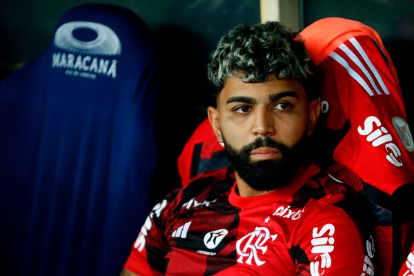 Imagem colorida de Gabigol sentado no banco de reservas - Metrópoles
