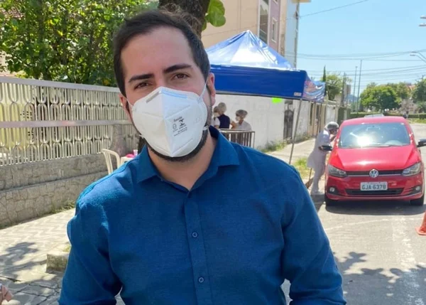 Prefeito de São Vicente (SP) faz apelo para idosos se vacinarem