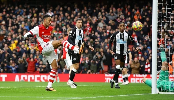 Aubameyang, jogador do Arsenal, da Inglaterra, perde gol em partida contra o Newcastle