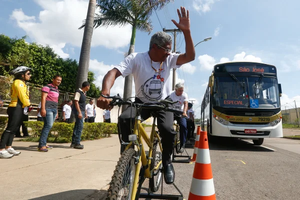 Projeto faz motoristas de ônibus sentirem na pele os riscos que ciclistas, idosos e deficientes físicos vivem no trânsito