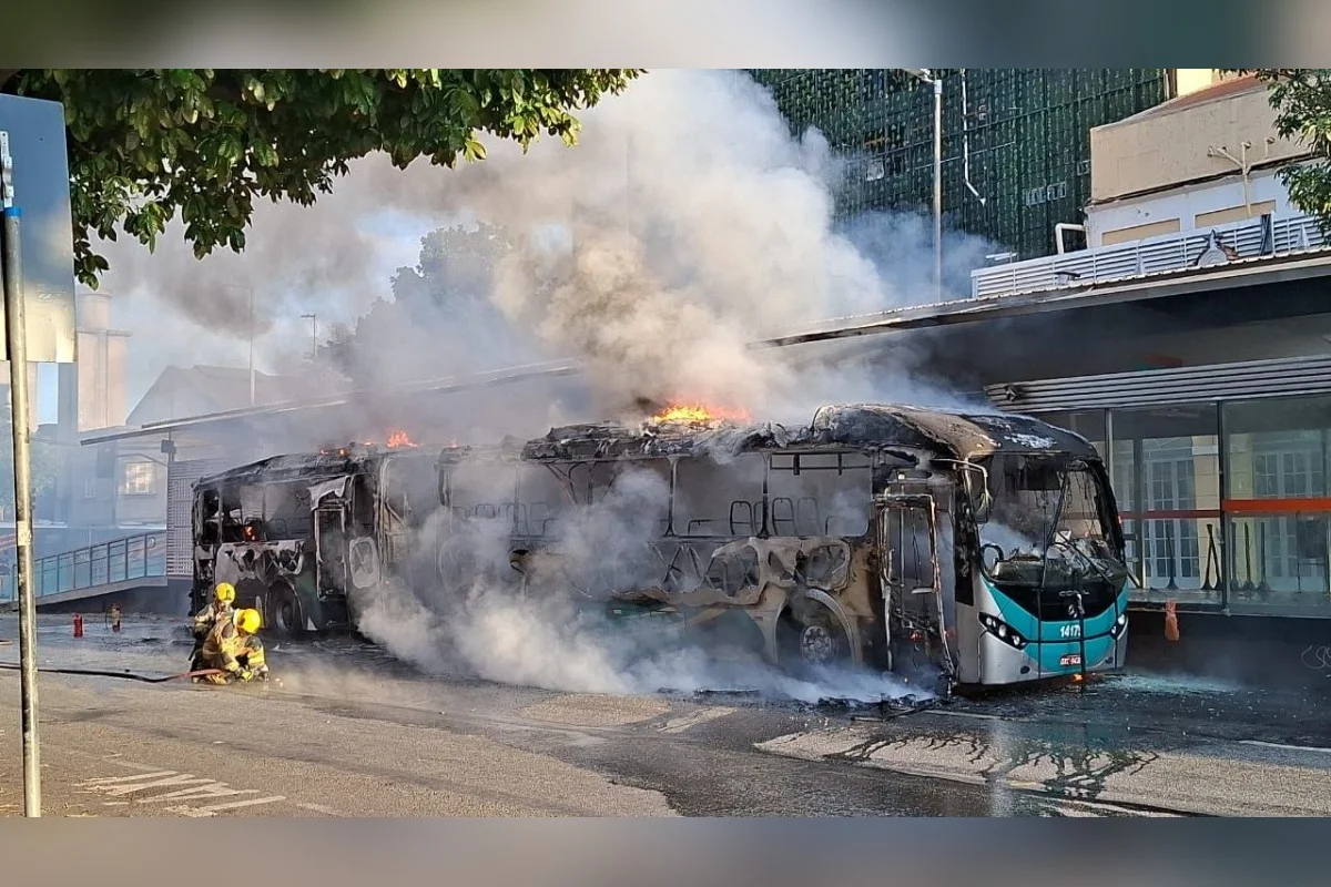 Ônibus pega fogo e fica destruído em estação no Centro de BH Ônibus pega fogo e fica destruído em estação no Centro de BH