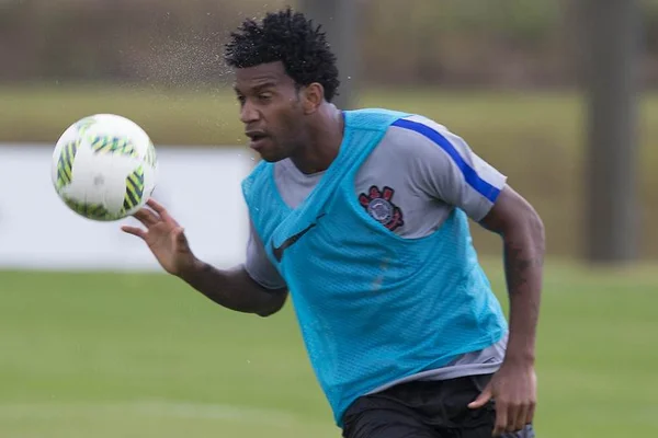 Corinthians encaminha venda de Gil para o futebol chinês
