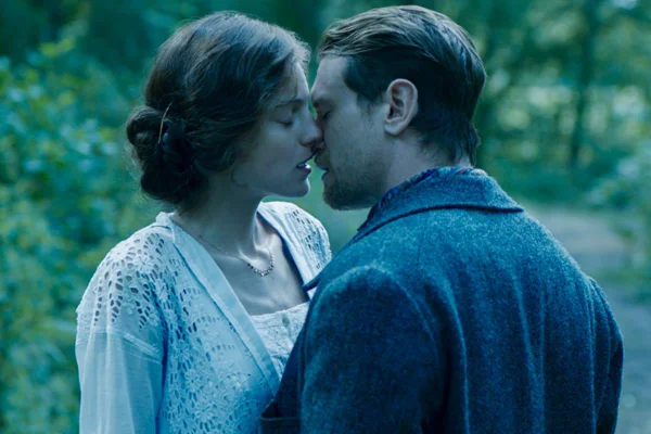 Imagem colorida do filme O Amante de Lady Chatterley - Metrópoles