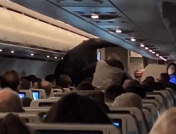 foto colorida de avião