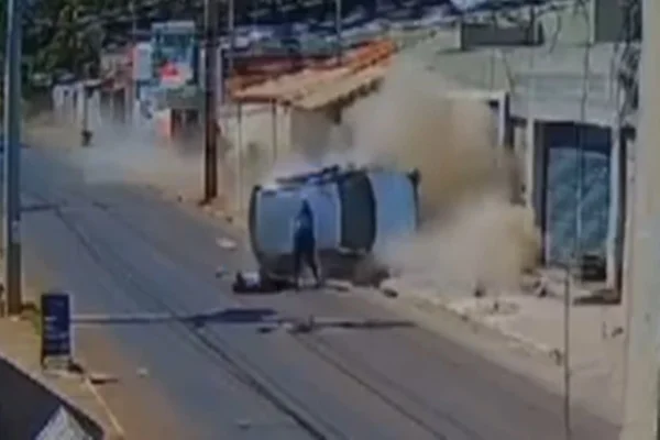 Câmeras de segurança flagraram o momento em que um motorista perde o controle capota e atinge seu carro em um pedestre que passava por uma rua no Setor 4, em Águas Lindas (GO), região do Entorno do DF.