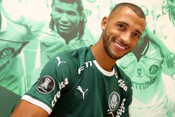 Vitor Hugo treina para reforçar o Palmeiras contra Athletico-PR
