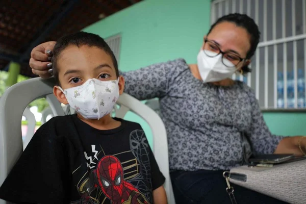 Mães se emocionam ao vacinar filhos de 5 a 11 anos contra a Covid-19 em Manaus