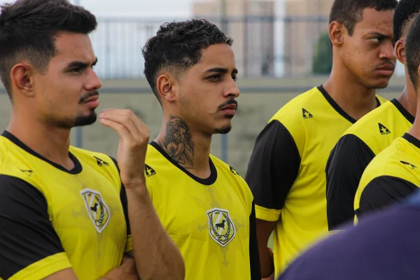 Jogadores do Samambaia ouvem as instruções