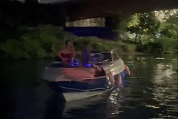 Imagem colorida, lancha que navegava n aPonte Divaldo Suruagy, na Lagoa Manguaba- Metrópoles
