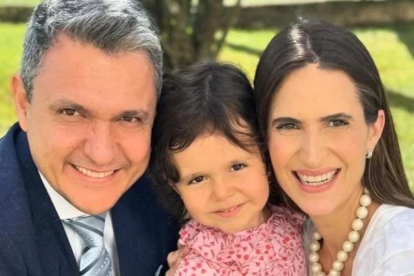 Lulu, Maju Mendonça e Arthur Luis Cardoso em foto colorida, abraçados - Metrópoles