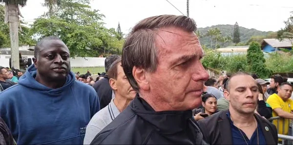 “Se pudesse, passava a Petrobras para o Mourão”, ironiza Bolsonaro