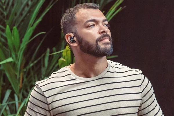 Thiago Brava, do hit Dona Maria, deixa mansão por falta de crédito. Cantor nega