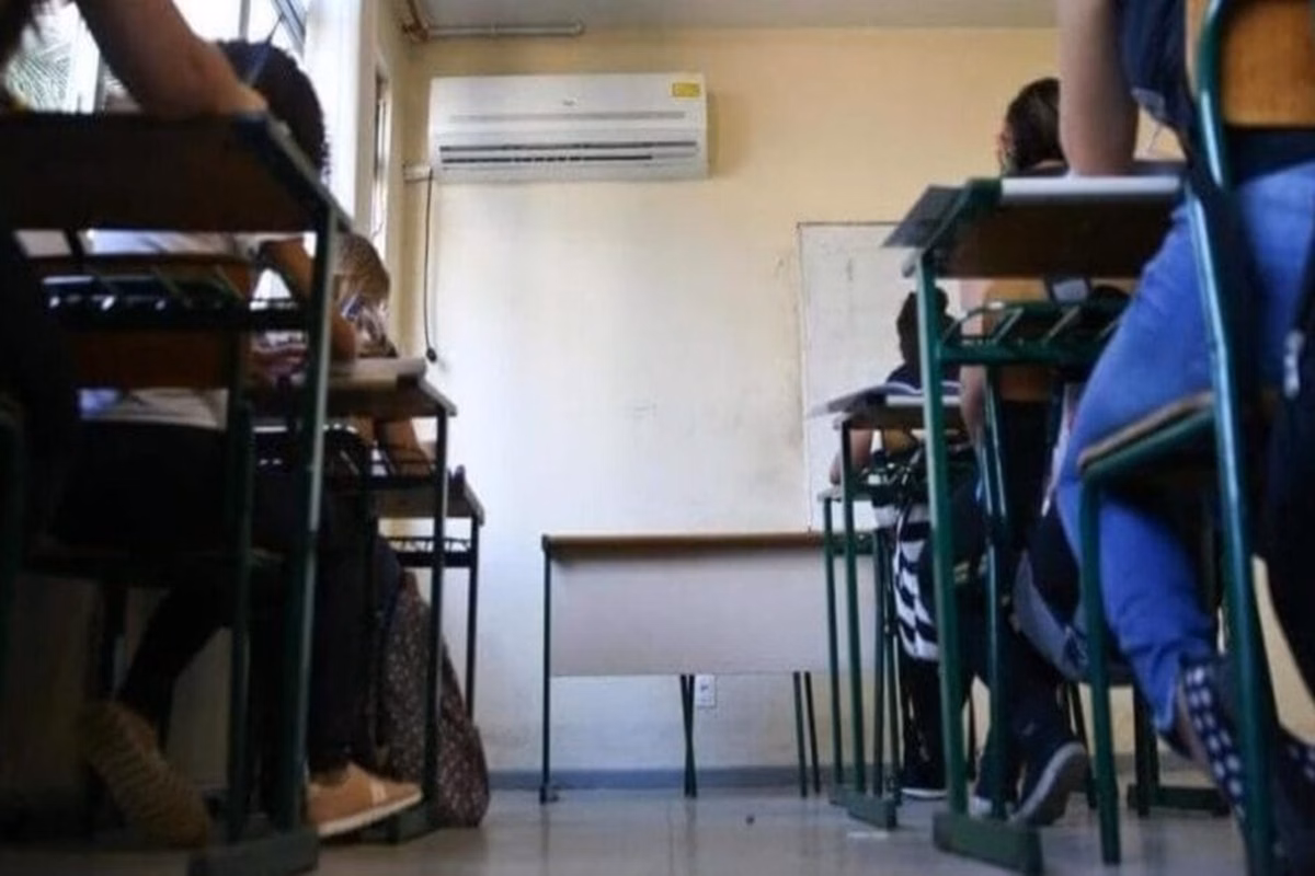 Imagem colorida mostra uma sala de aula com alunos - Metrópoles