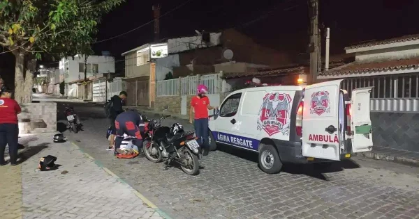 Imagem colorida de ambulância socorrendo feridos após acidente - Metrópoles