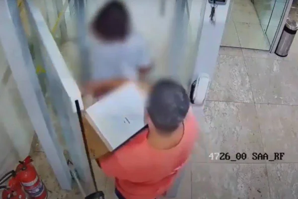 imagem colorida de funcionário que furtou 1,5 milhão de banco levou dinheiro em caixa de papel